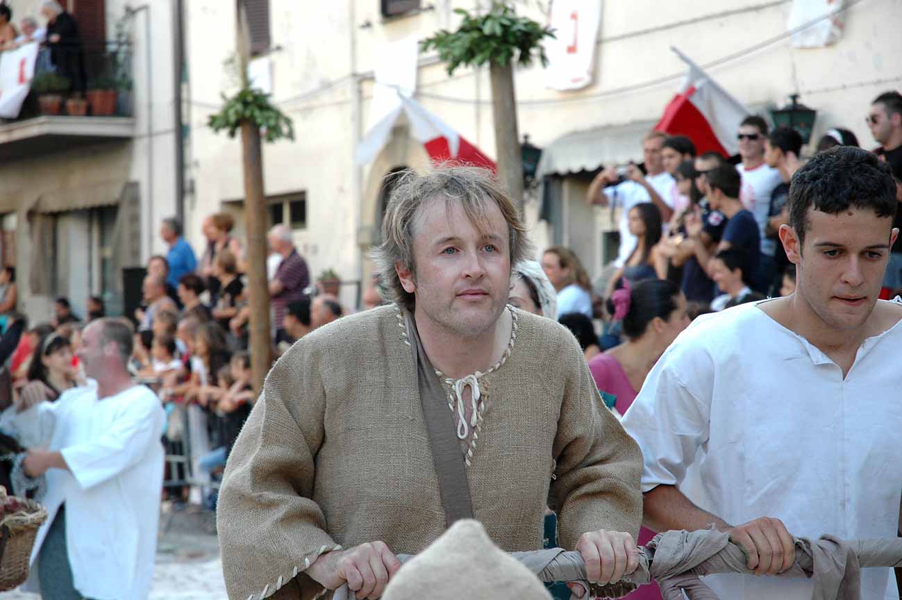Due rionali del Pedicino durante la sfilata