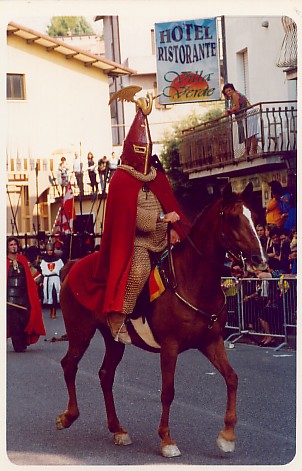 Cavaliere con mantello rosso del Rione Pedicino durante la sfilata del 1996